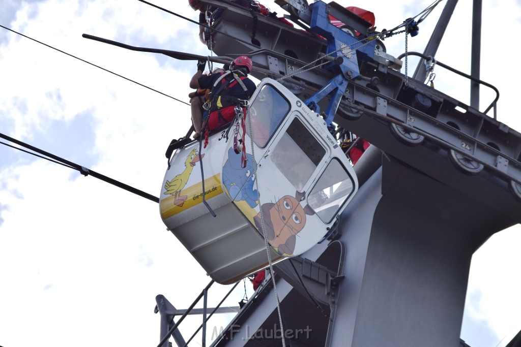 Koelner Seilbahn Gondel blieb haengen Koeln Linksrheinisch P160.JPG - Miklos Laubert